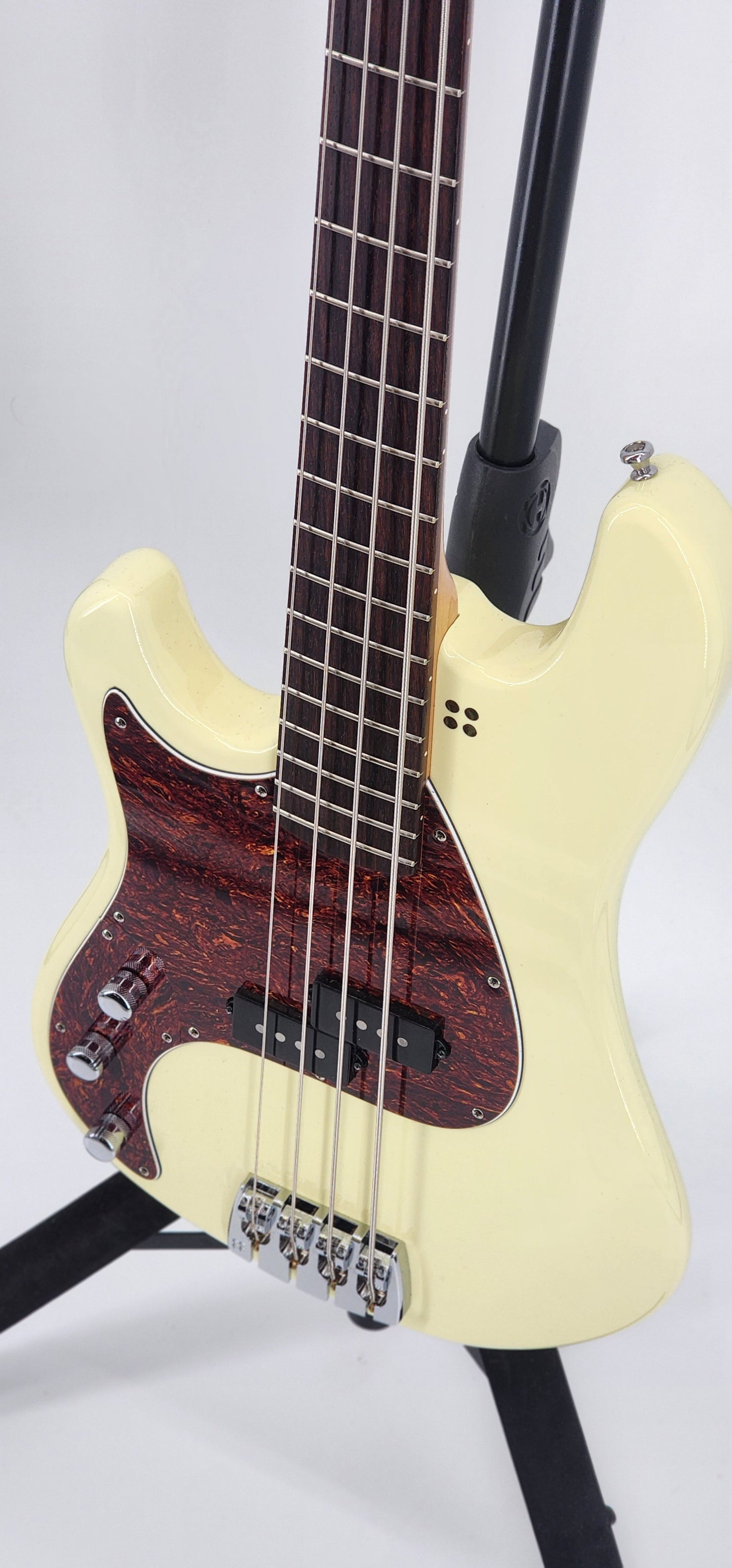 Sandberg - V52 - lefty Bass Guitar - 2022 - Cream Gloss