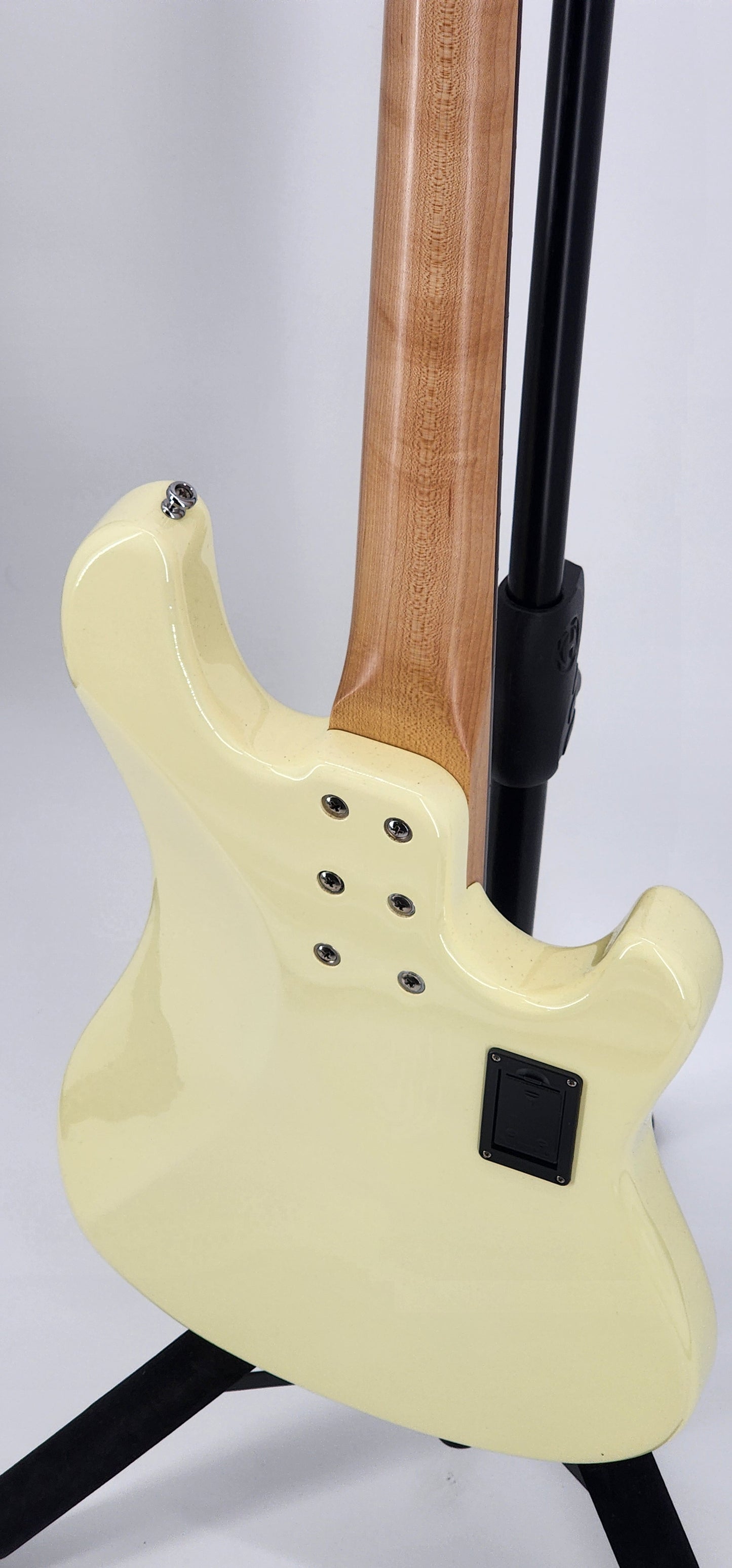 Sandberg - V52 - lefty Bass Guitar - 2022 - Cream Gloss