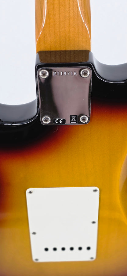 Fender - Vintage Custom 1962 Stratocaster - MIA - 2022 - 3 Color Sunburst